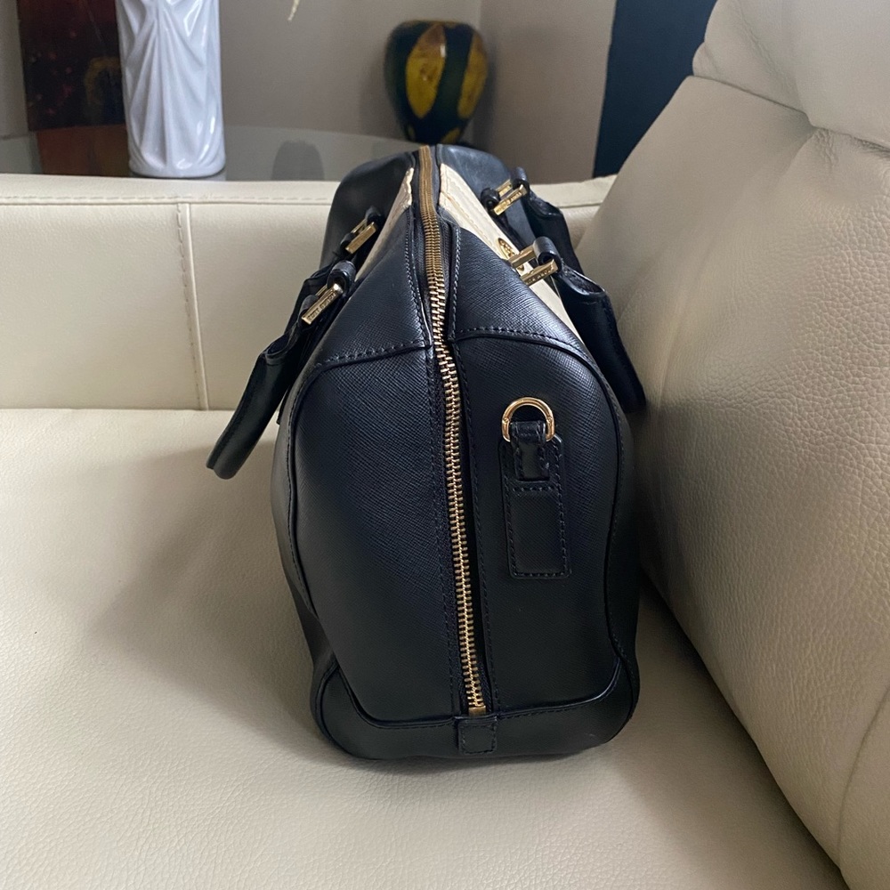 This is a Tory Burch satchel in good condition